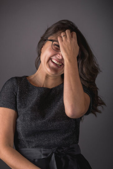 Découvrez le visage souriant de Cindy Triaire, consultante du cabinet conseil Tremplin carrière