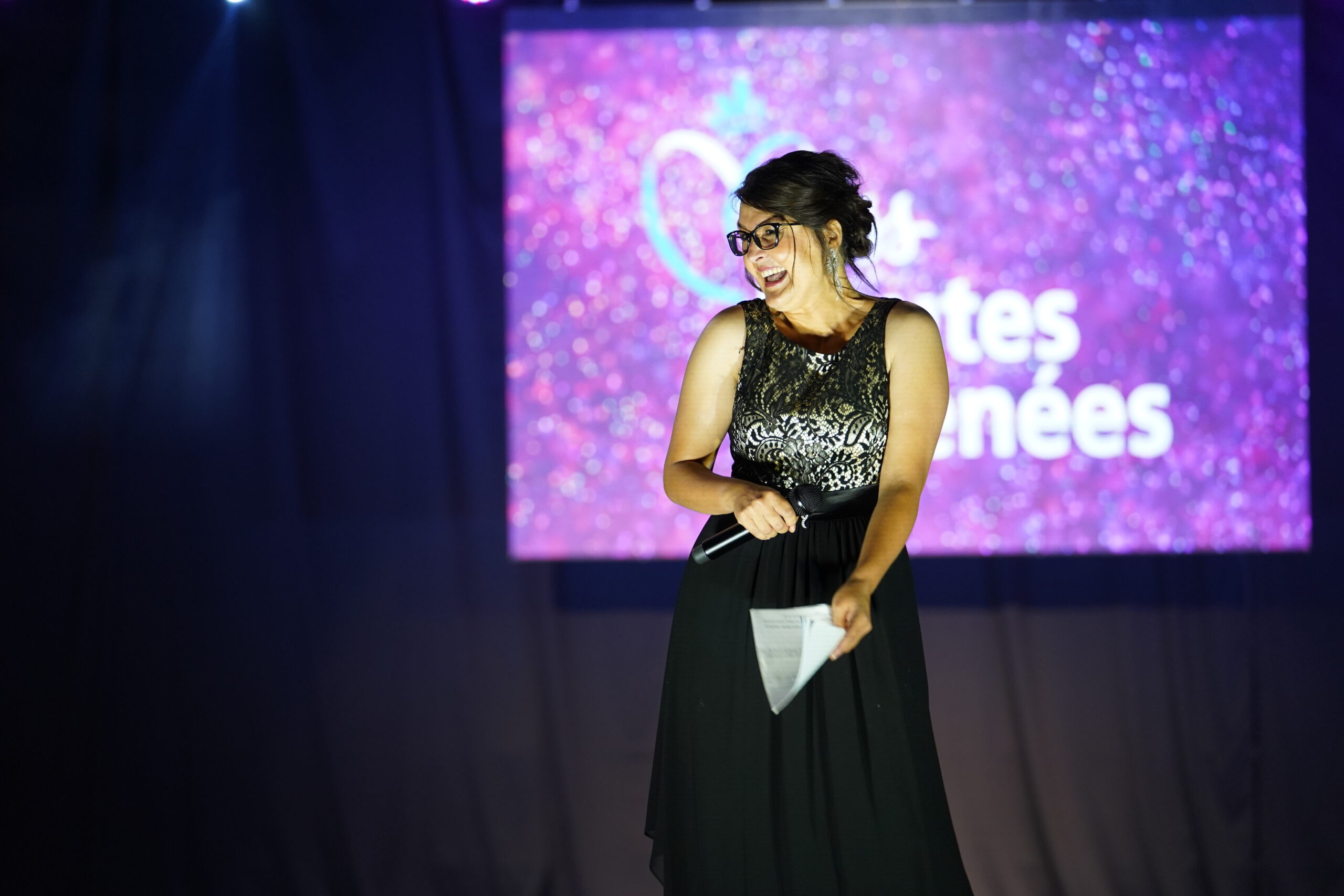 Découvrez, au micro et sur scène, le visage rayonnant de Cindy Triaire, maitresse de cérémonie et présentatrice micro pour le comité Miss Midi Pyrénées pour Miss France.